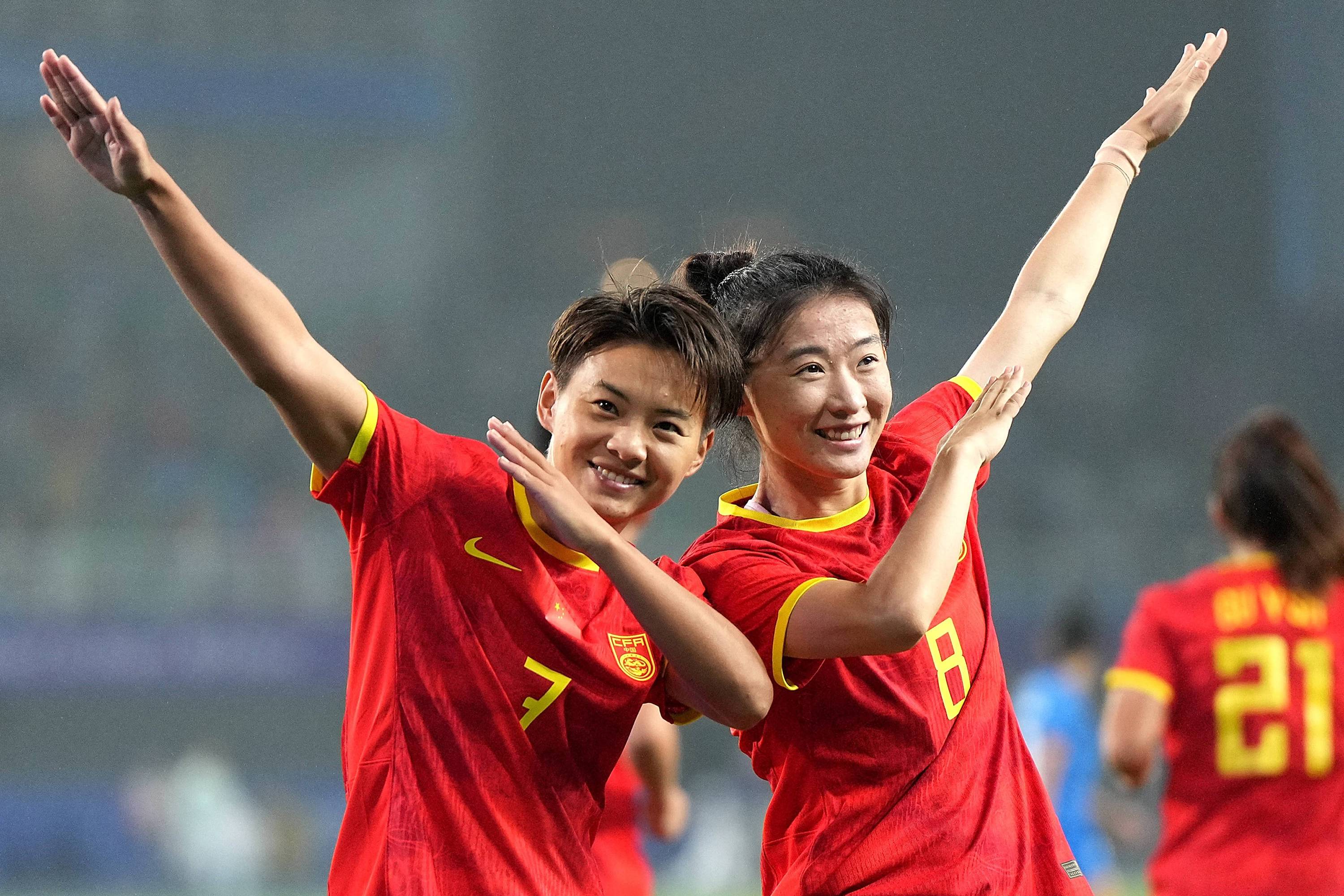 国家女足团结合作，克服艰难取得胜利